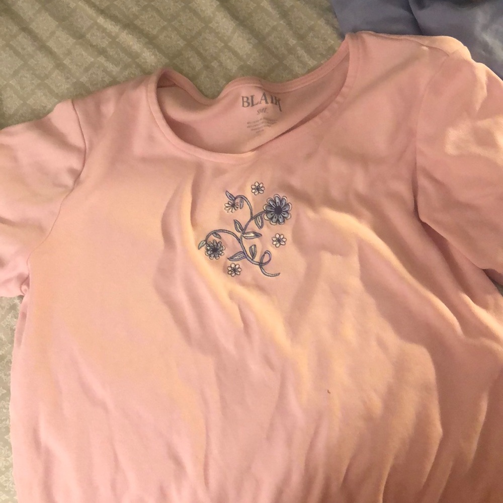 super cute embroidered flower t-shirt!